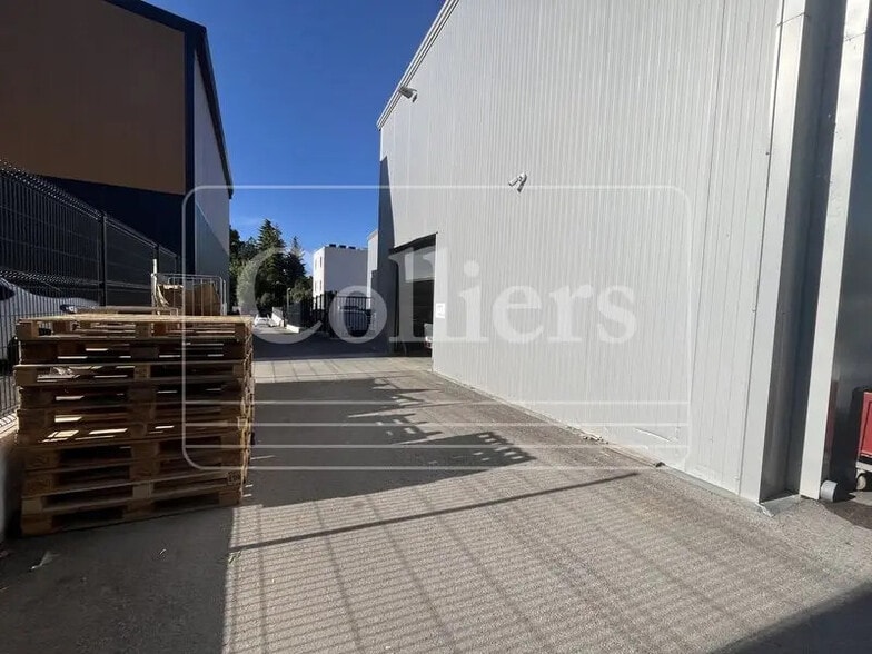 Local d’activités dans Roquevaire à louer - Photo de l’immeuble – Image 3 sur 9