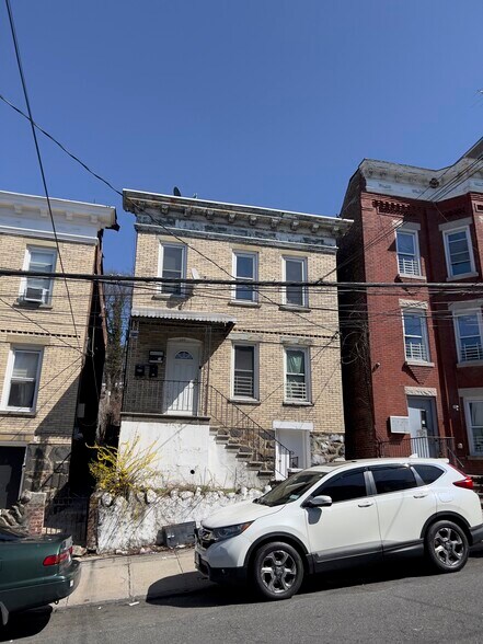 140 Beech St, Yonkers, NY à vendre - Photo principale – Image 1 sur 1