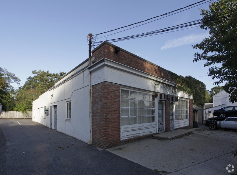 193 W Hills Rd, Huntington Station, NY à vendre - Photo de l’immeuble – Image 1 sur 19