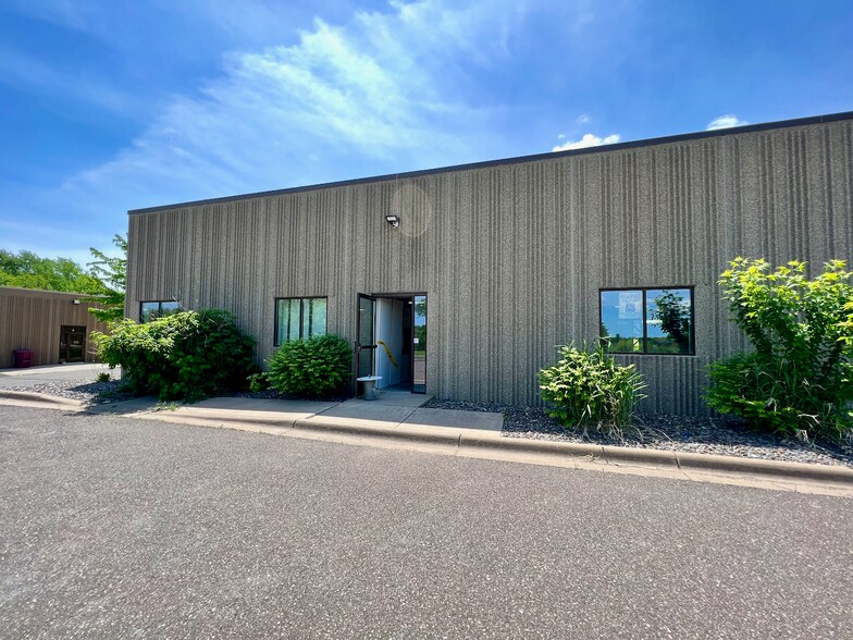 10317 Liberty Ln, Chisago City, MN à louer - Photo de l’immeuble – Image 1 sur 10