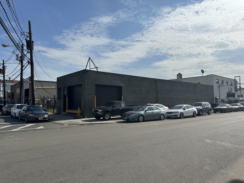 75 Goble St, Newark, NJ à vendre - Photo de l’immeuble – Image 1 sur 8