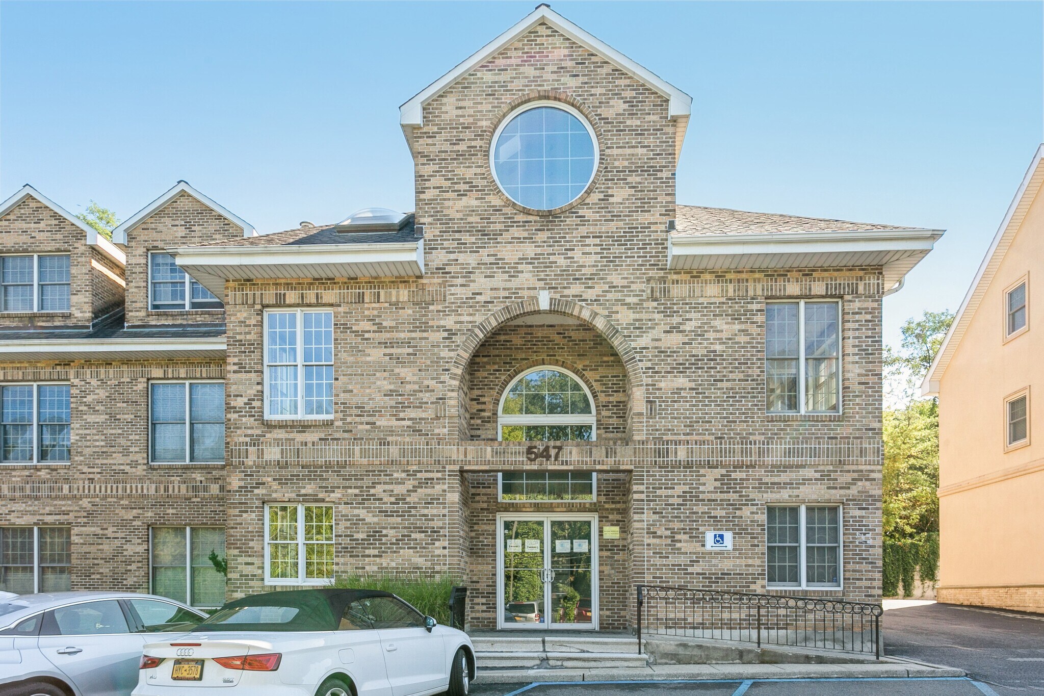545-547 Saw Mill River Rd, Ardsley, NY à louer Photo principale– Image 1 sur 12