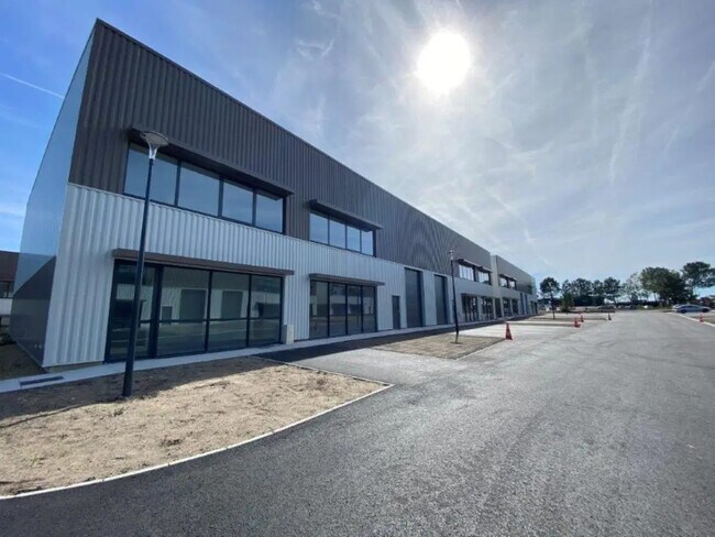 Plus de détails pour Local d’activités à vendre