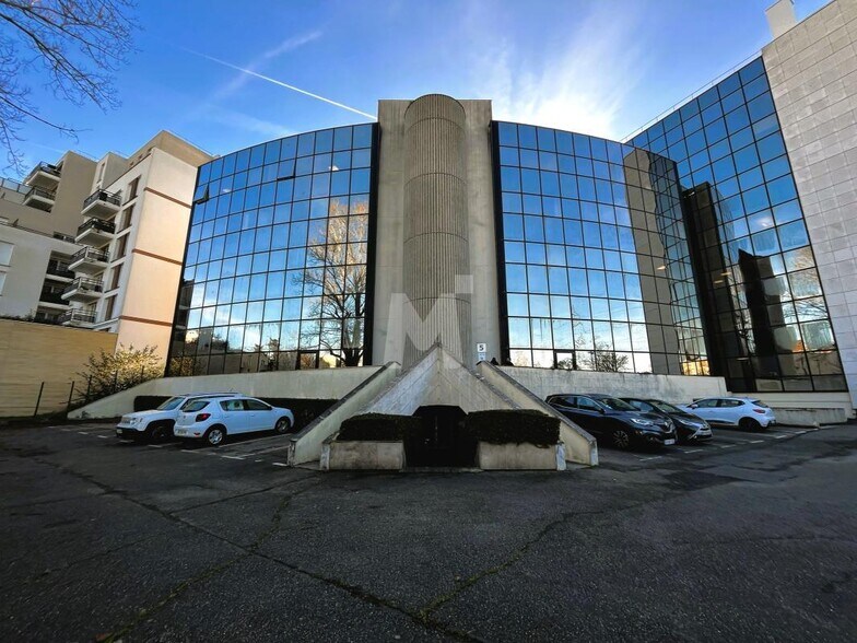 Bureau dans Évry-Courcouronnes à louer - Photo de l’immeuble – Image 2 sur 17