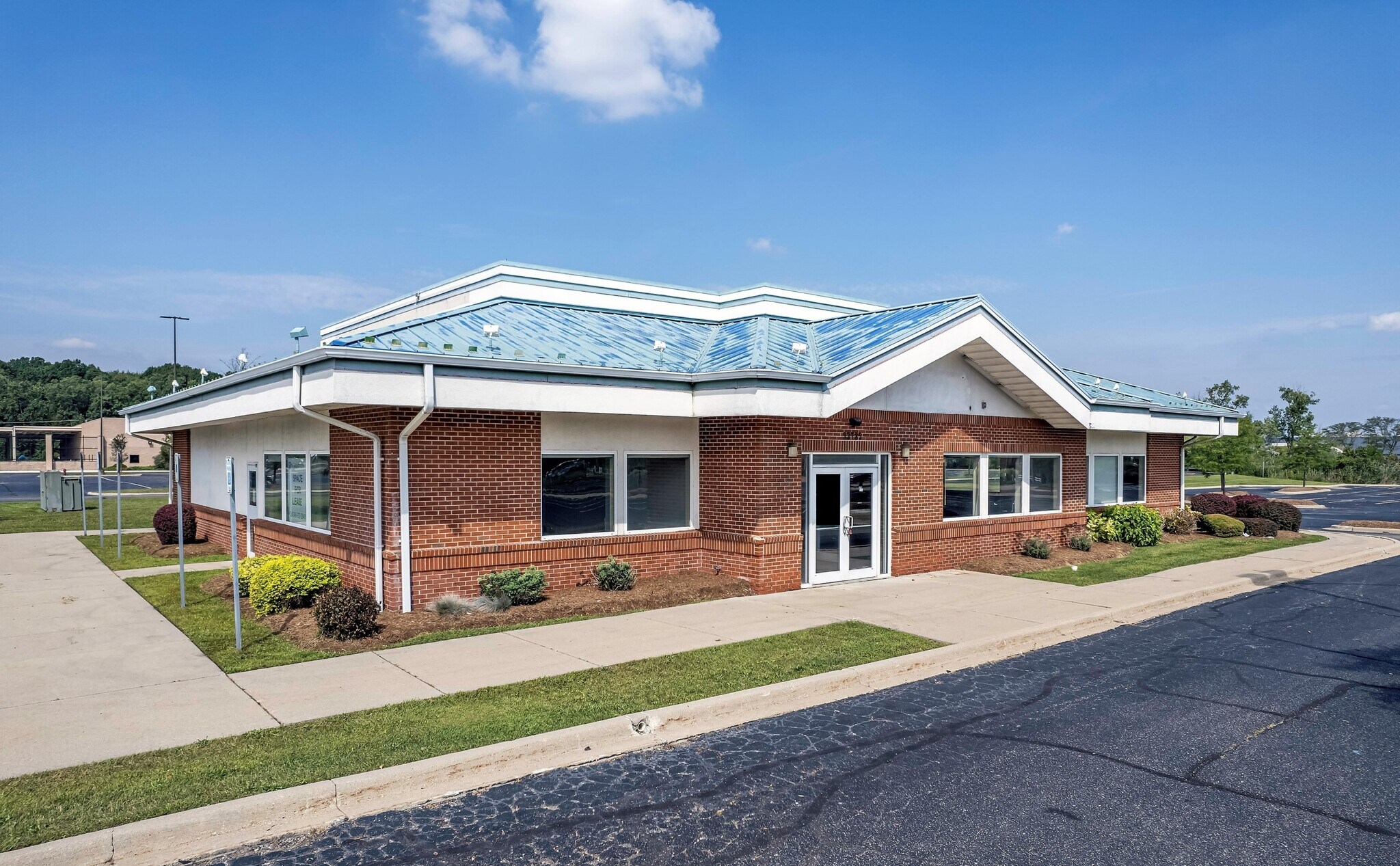 33785 Van Dyke Ave, Sterling Heights, MI à vendre Photo de l’immeuble– Image 1 sur 46