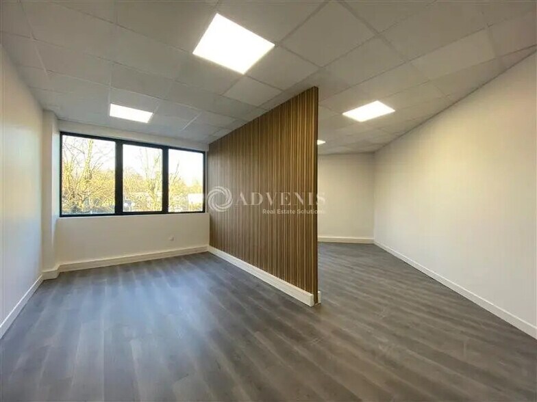 Bureau dans Montigny-le-Bretonneux à louer - Photo de l’immeuble – Image 1 sur 8