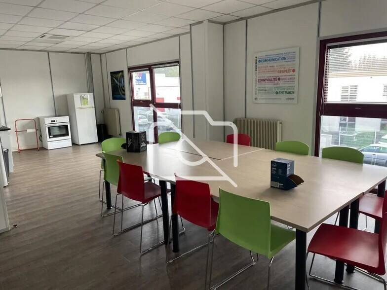 Industriel/Logistique dans Saint-Mard à vendre - Photo de l’immeuble – Image 3 sur 3