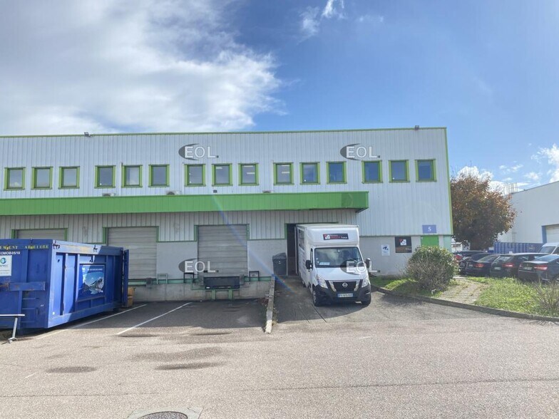 Industriel/Logistique dans Genas à louer - Photo de l’immeuble – Image 2 sur 15