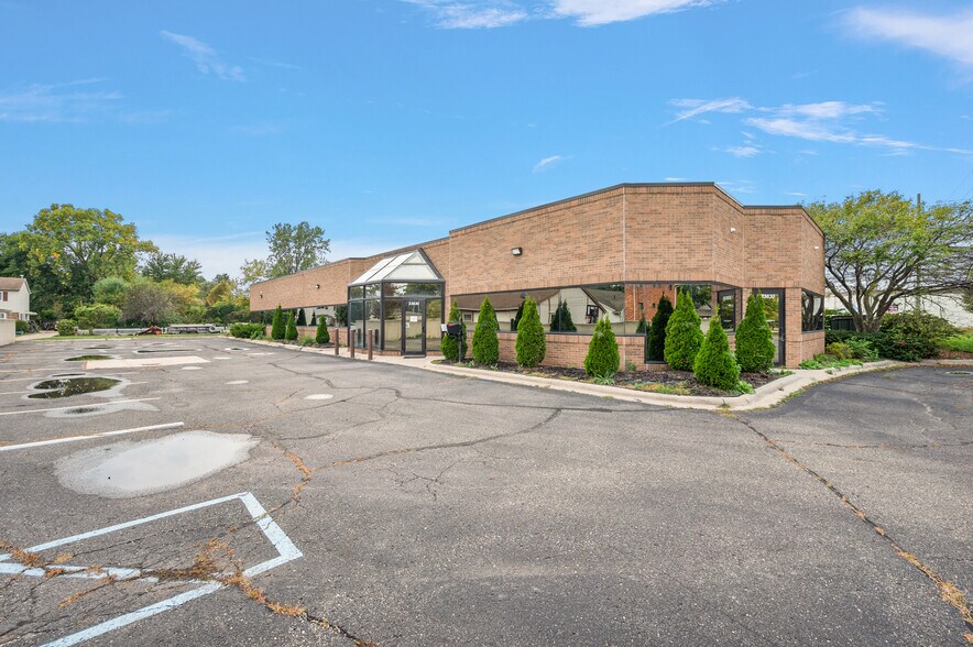 33830 Harper Ave, Clinton Township, MI à louer - Photo de l’immeuble – Image 3 sur 13