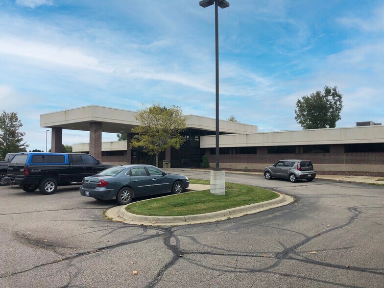 1794 N Lapeer Rd, Lapeer, MI à louer - Photo de l’immeuble – Image 1 sur 5