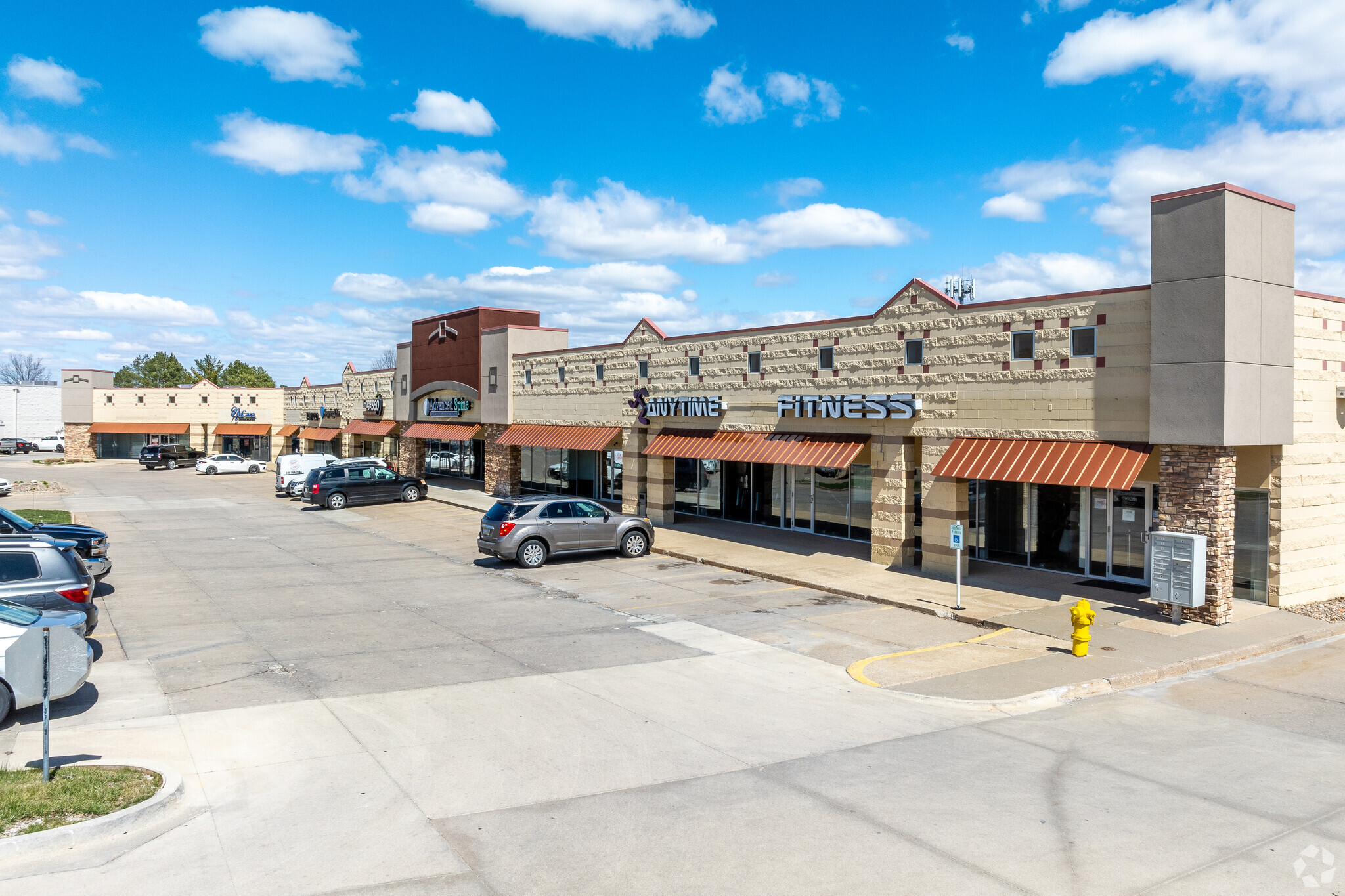8401-8475 Hickman Rd, Urbandale, IA à louer Photo de l’immeuble– Image 1 sur 8