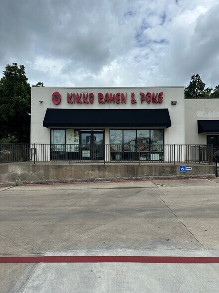 403 N Guadalupe St, San Marcos, TX à louer - Photo de l’immeuble – Image 2 sur 12
