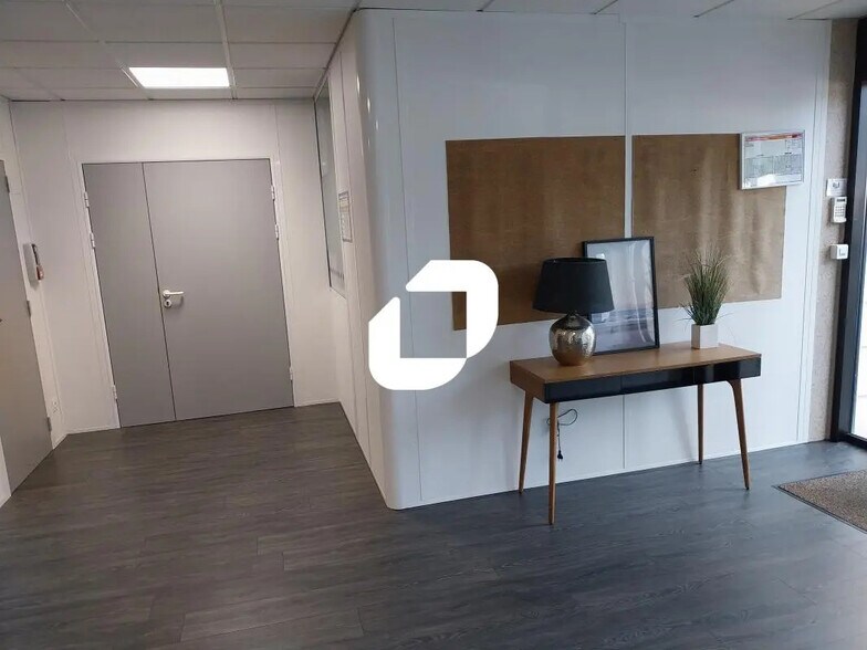 Bureau dans Échirolles à louer - Photo de l’immeuble – Image 1 sur 13