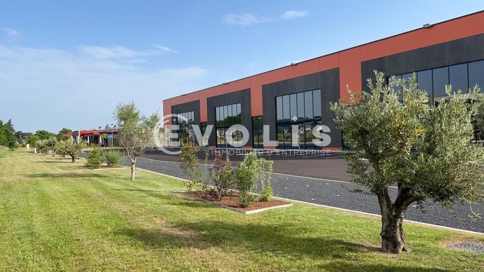 123 Rue Du Santoyon, Saint-Quentin-Fallavier à louer - Photo de l’immeuble – Image 2 sur 6