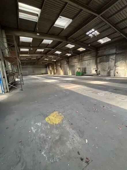 Local d’activités dans Saint-Priest à louer - Photo de l’immeuble – Image 3 sur 9