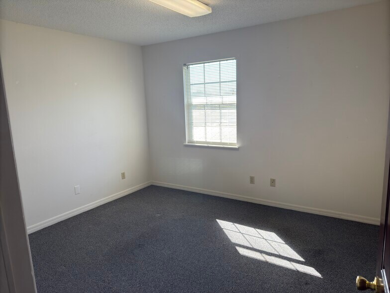 949 Tamiami Trl, Port Charlotte, FL à louer - Photo de l’immeuble – Image 3 sur 12