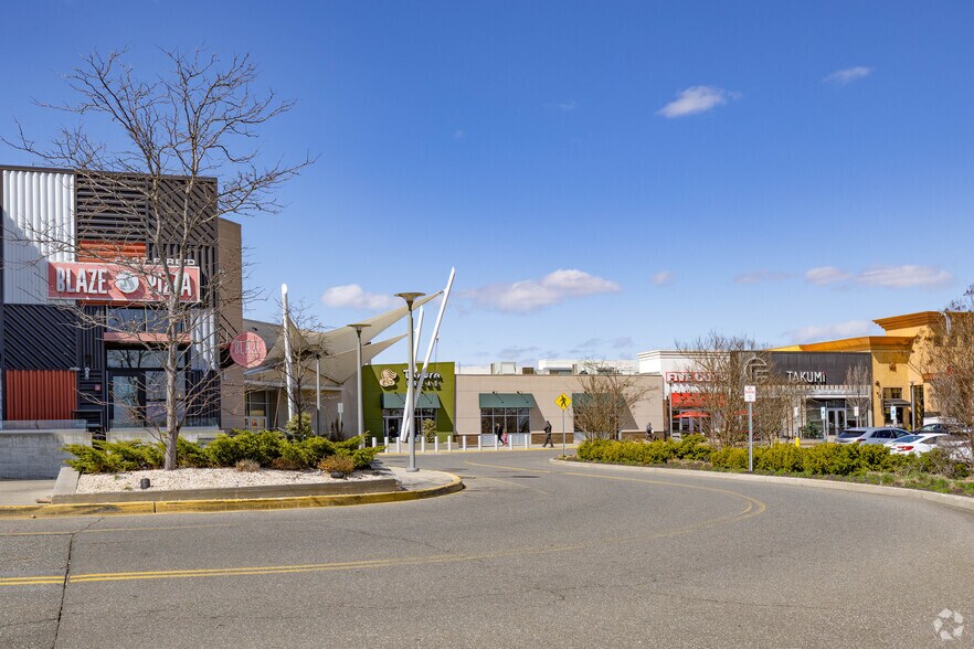 1701 Sunrise Hwy, Bay Shore, NY à louer - Photo de l’immeuble – Image 2 sur 8