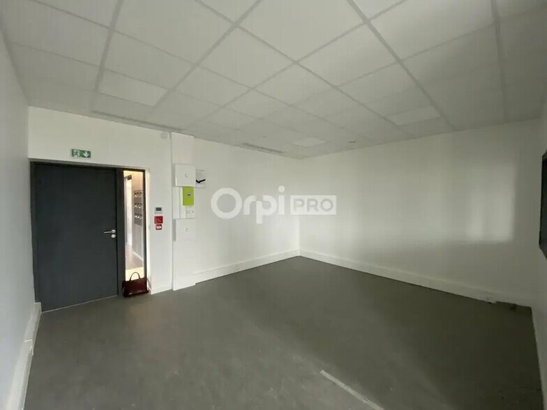 Bureau dans Tinqueux à louer - Photo de l’immeuble – Image 3 sur 5