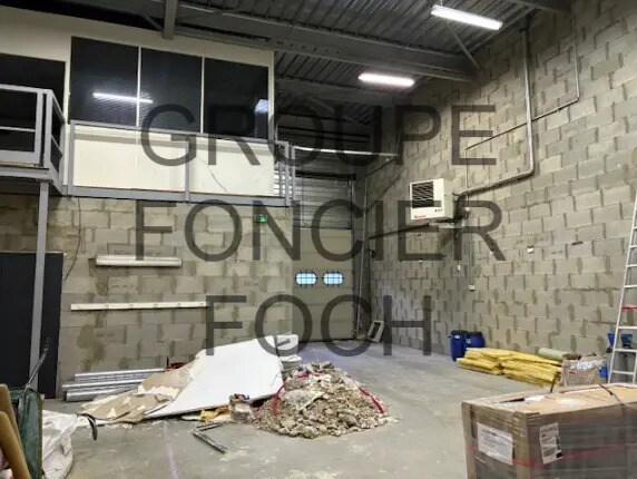 Local d’activités dans Décines-Charpieu à louer - Photo de l’immeuble – Image 1 sur 5