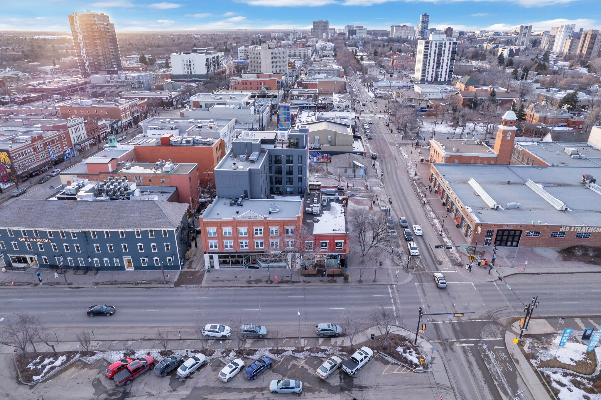 8230 Gateway Blvd NW, Edmonton, AB à vendre Photo principale– Image 1 sur 9