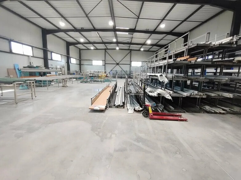 Local d'activités dans Vaulx-Milieu à vendre - Photo intérieure – Image 2 sur 8