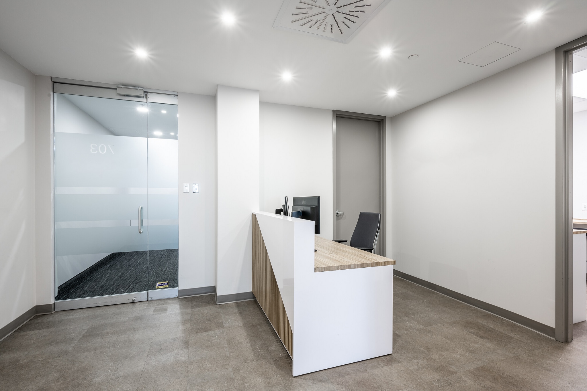 3030 Boul Le Carrefour, Laval, QC à louer Photo intérieure– Image 1 sur 8