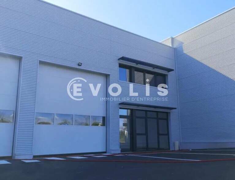 Local d’activités dans Genas à louer - Photo de l’immeuble – Image 2 sur 11