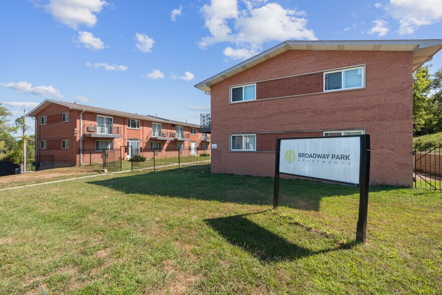 Broadway Park & One Loop Apartments portefeuille de 2 biens à vendre sur LoopNet.fr - Photo de l’immeuble – Image 2 sur 13