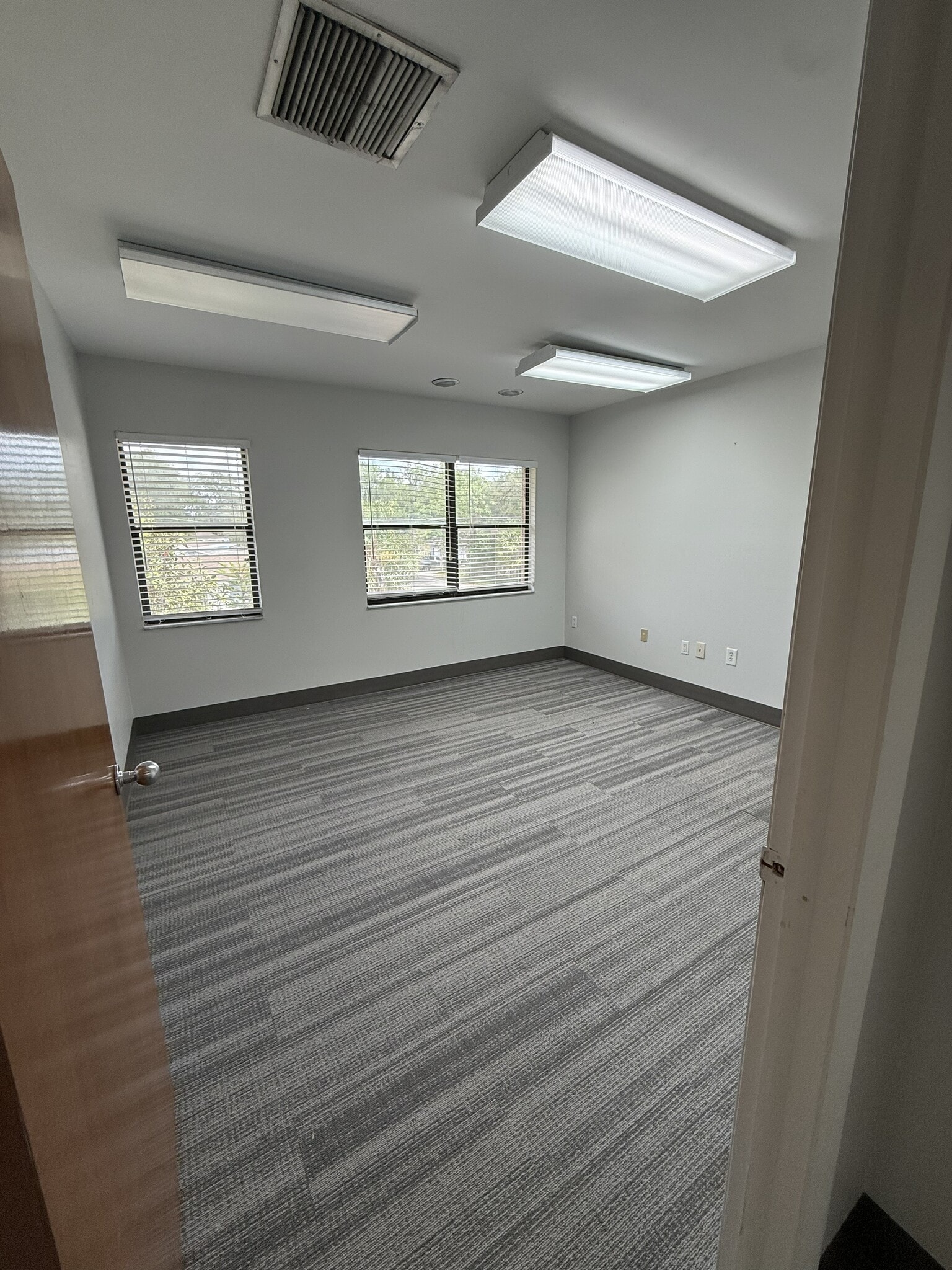 720-722 E Fletcher Ave, Tampa, FL à louer Photo intérieure– Image 1 sur 4