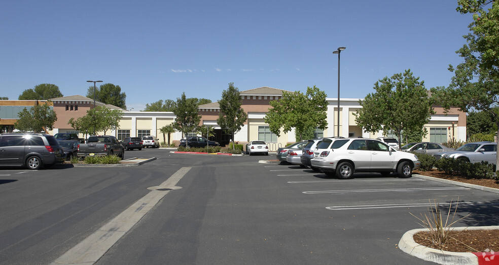 120 Guthrie Ln, Brentwood, CA à louer - Photo de l’immeuble – Image 2 sur 13