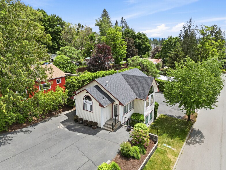 1038 W Davidson Ave, Coeur d'Alene, ID à vendre - Photo principale – Image 1 sur 39