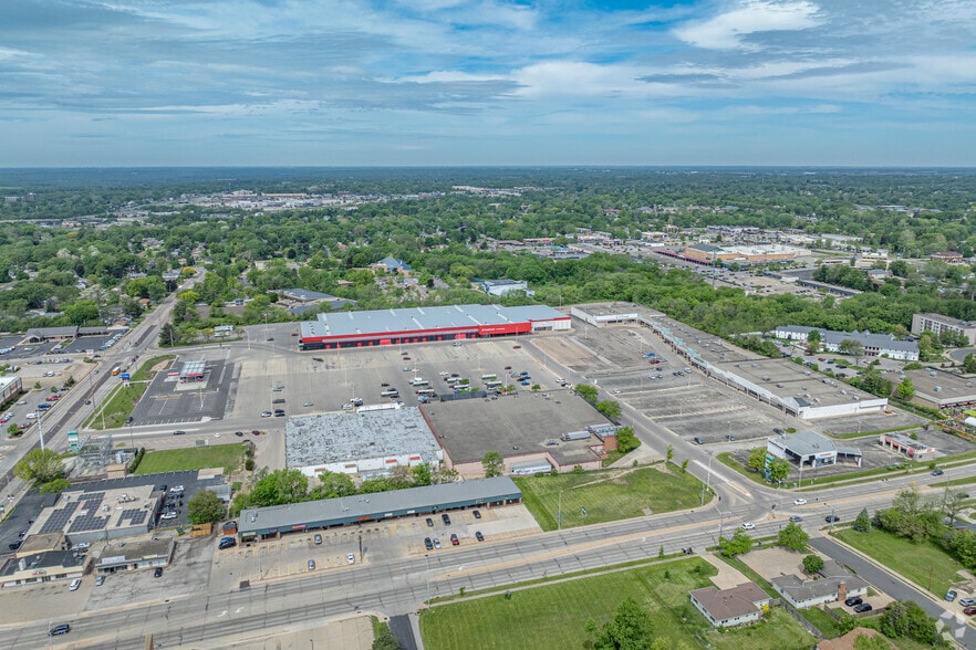 801 W Lake Ave, Peoria, IL à louer - Photo de l’immeuble – Image 1 sur 13