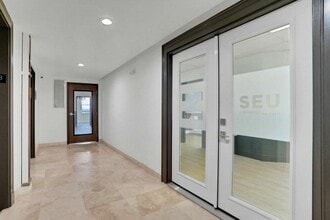 300 W Adams St, Jacksonville, FL à louer Hall d’entrée– Image 2 sur 4