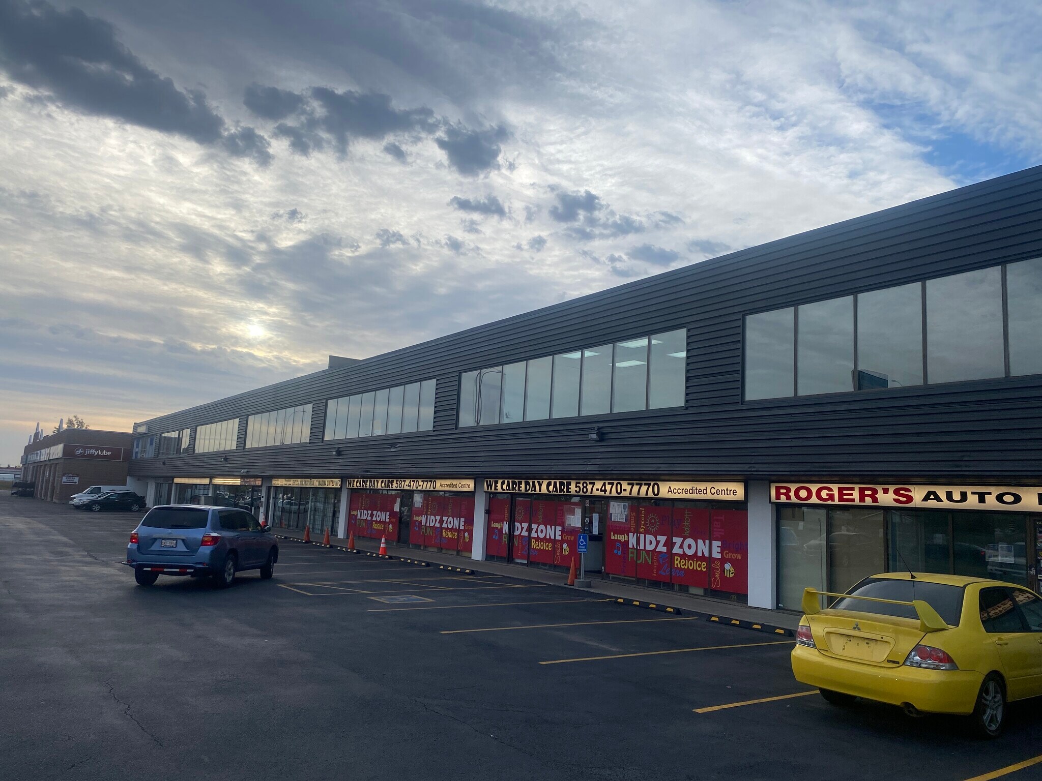 5701 17th Ave SE, Calgary, AB à louer Photo principale– Image 1 sur 7