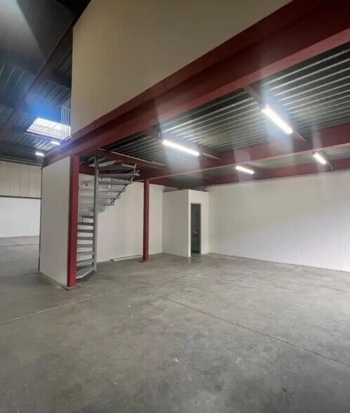 Local d’activités dans Champigny-sur-Marne à louer - Photo de l’immeuble – Image 2 sur 7