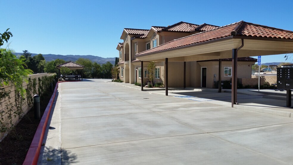 1378-1380 Patricia Ave, Simi Valley, CA à vendre - Photo de l’immeuble – Image 2 sur 30