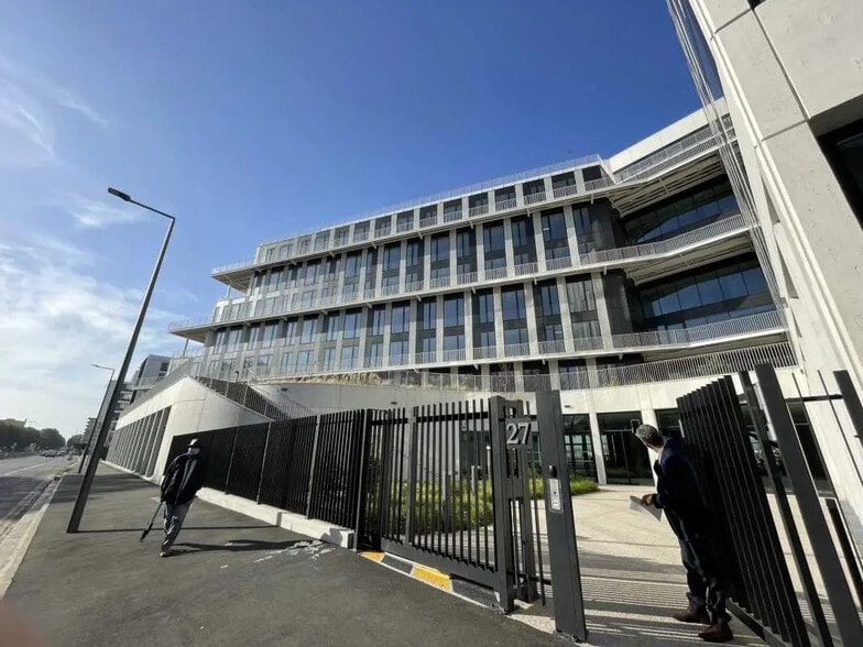 Local d’activités dans Bobigny à louer - Photo de l’immeuble – Image 3 sur 28