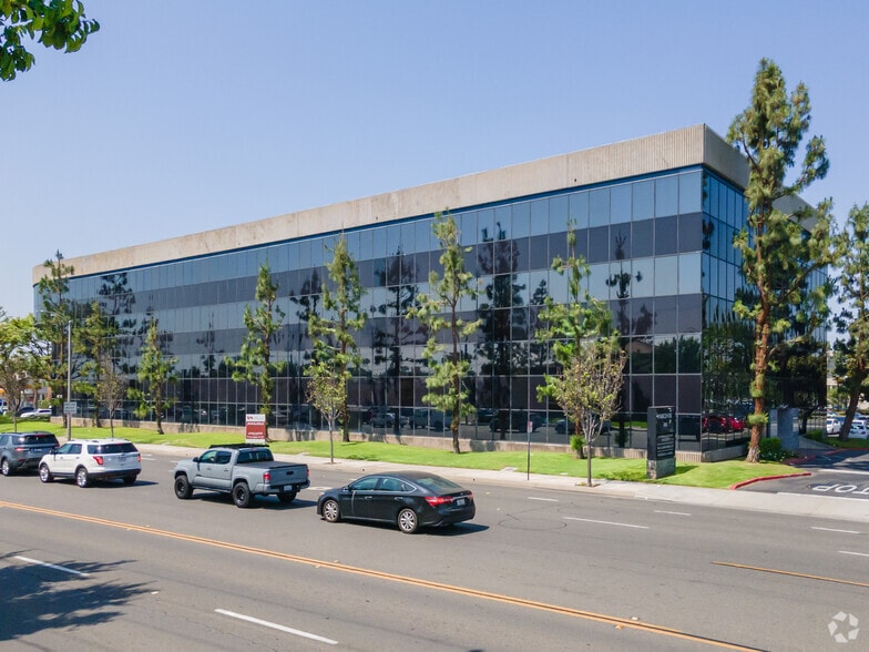 400 N Tustin Ave, Santa Ana, CA à louer - Photo de l’immeuble – Image 1 sur 11