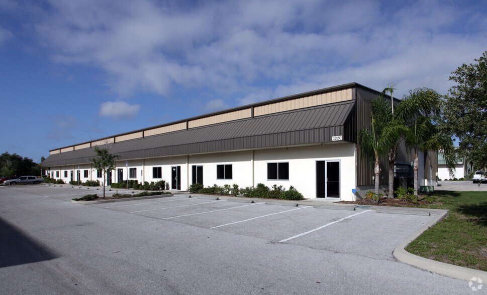 3220 E 59th Ave Dr, Sarasota, FL à vendre - Photo principale – Image 1 sur 7