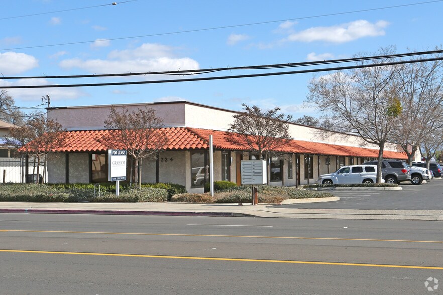 724 N Ben Maddox Way, Visalia, CA à louer - Photo principale – Image 2 sur 9