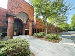 8125 Troon Cir, Austell, GA à louer Photo de l’immeuble– Image 2 sur 10