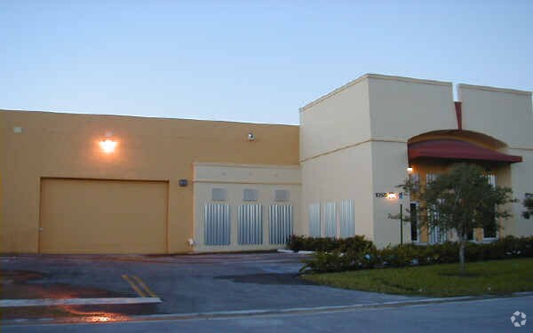 10570 NW 37th Ter, Miami, FL à louer - Photo de l’immeuble – Image 2 sur 5