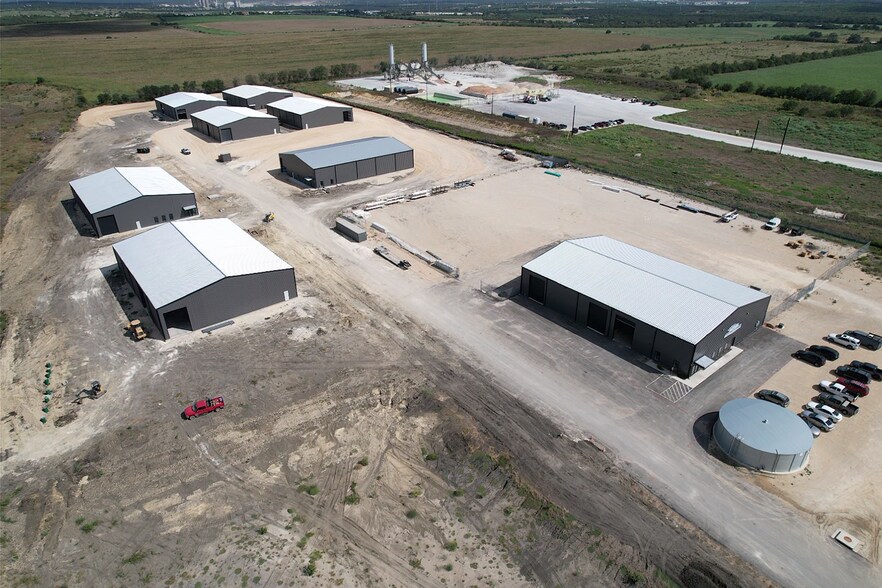 729 Soechting Industrial Park portefeuille de 7 biens à vendre sur LoopNet.fr - Photo de l’immeuble – Image 2 sur 8