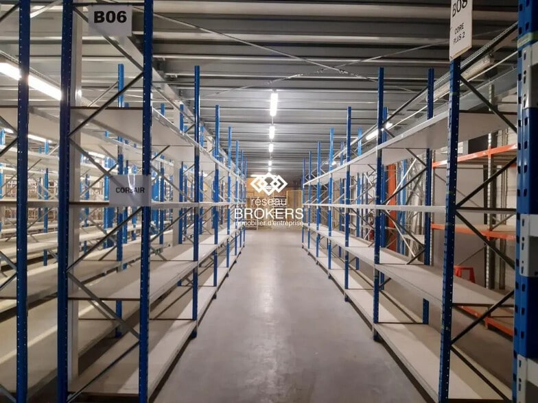 Local d’activités dans Porte-de-Savoie à louer - Photo intérieure – Image 3 sur 9