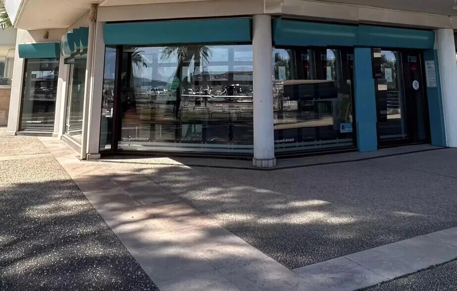 Local commercial dans Fréjus à louer - Photo de l’immeuble – Image 2 sur 12