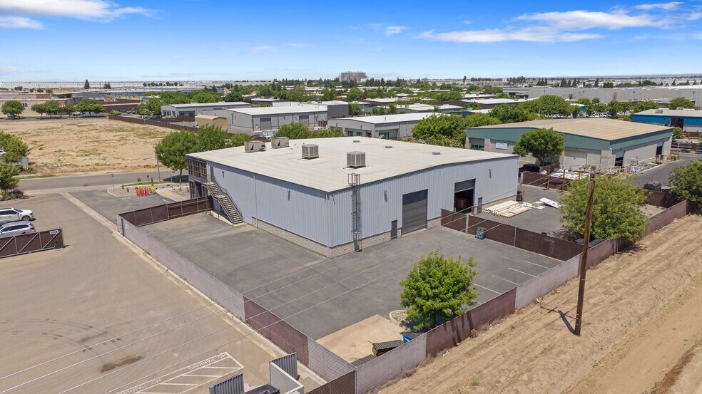 9951 Legacy Ave, Visalia, CA à louer - Photo de l’immeuble – Image 3 sur 4