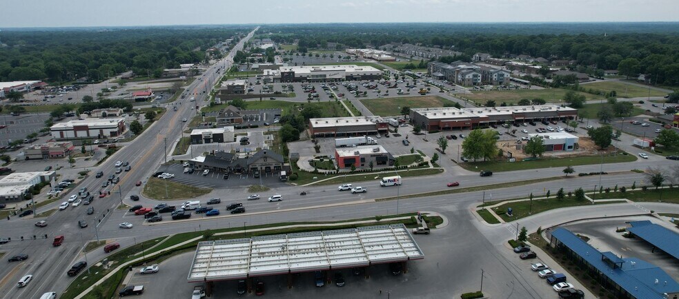 746-802 W 40 Hwy, Blue Springs, MO à louer - Photo de l’immeuble – Image 3 sur 5