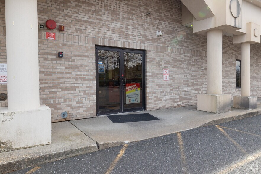 1134 Jericho Tpke, Commack, NY à louer - Photo de l’immeuble – Image 3 sur 8