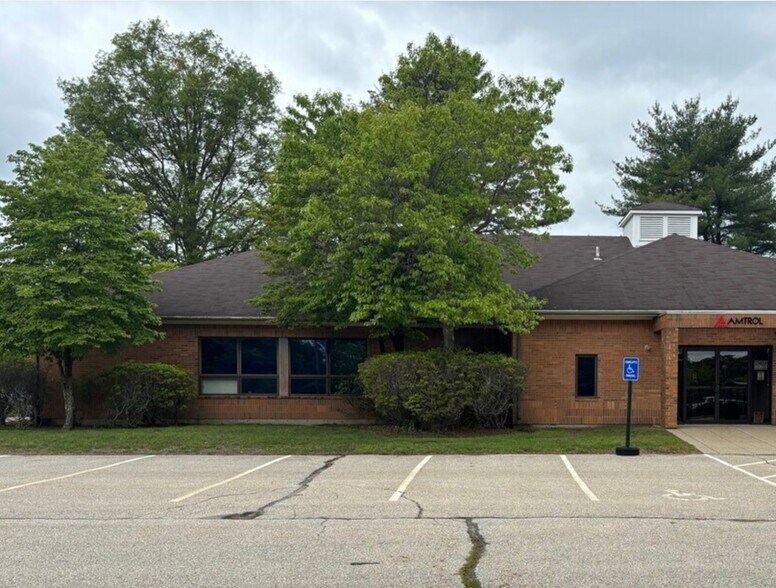 58 Old Quaker Ln, West Warwick, RI à vendre - Photo principale – Image 1 sur 7
