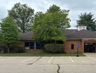 Plus de détails pour 58 Old Quaker Ln, West Warwick, RI - Bureau à vendre